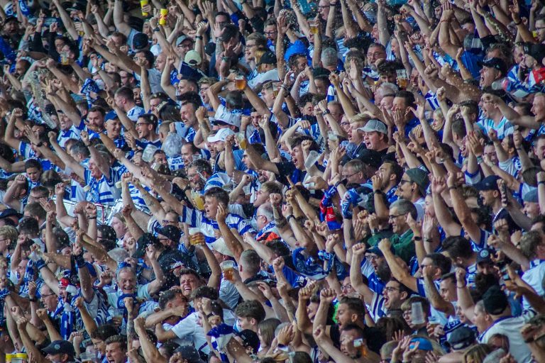 30.000 man op het derde niveau; hete avond bij derby