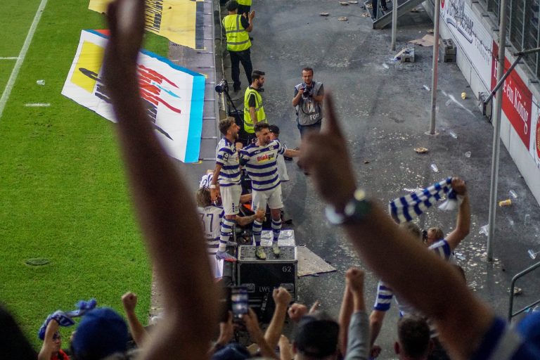 30.000 man op het derde niveau; hete avond bij derby