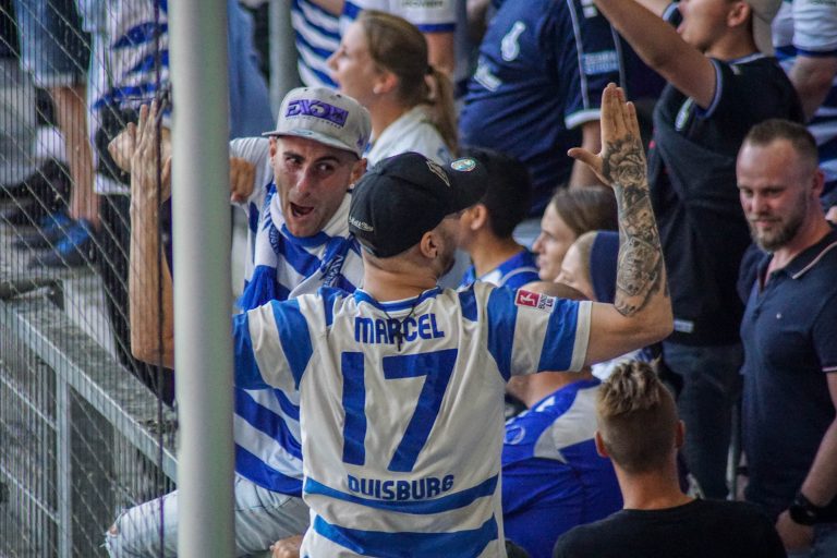 30.000 man op het derde niveau; hete avond bij derby