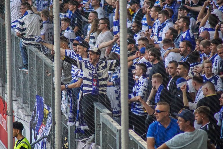 30.000 man op het derde niveau; hete avond bij derby