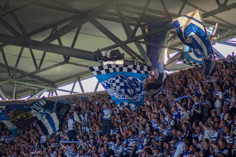 30.000 man op het derde niveau; hete avond bij derby