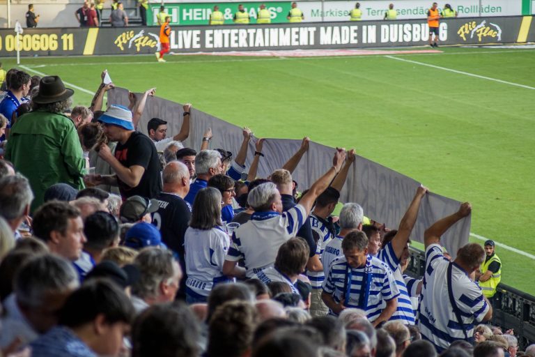 30.000 man op het derde niveau; hete avond bij derby