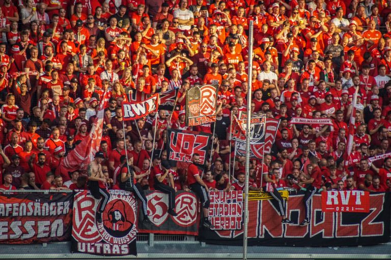 30.000 man op het derde niveau; hete avond bij derby