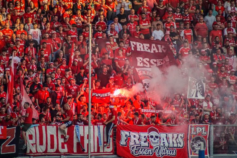 30.000 man op het derde niveau; hete avond bij derby
