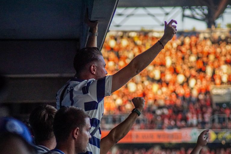 30.000 man op het derde niveau; hete avond bij derby