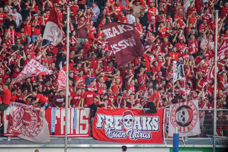 30.000 man op het derde niveau; hete avond bij derby