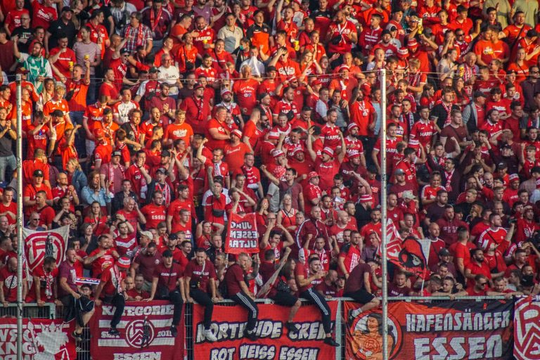 30.000 man op het derde niveau; hete avond bij derby