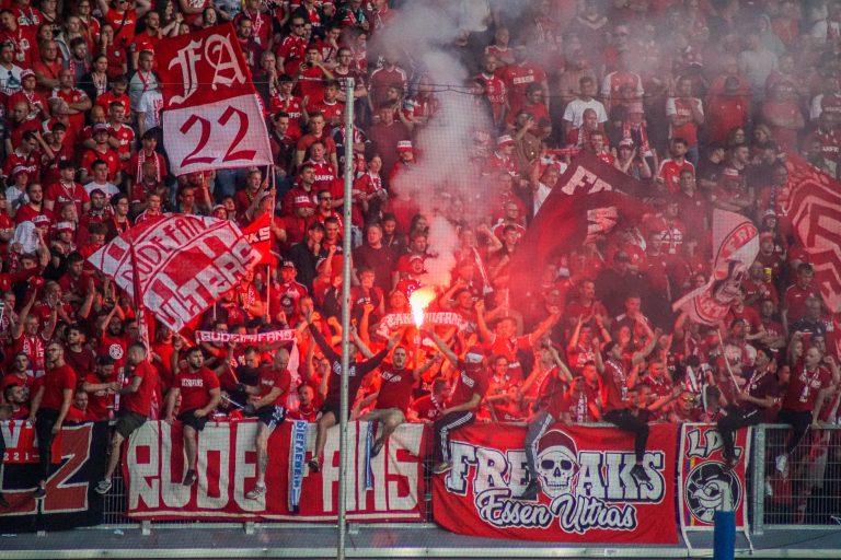30.000 man op het derde niveau; hete avond bij derby