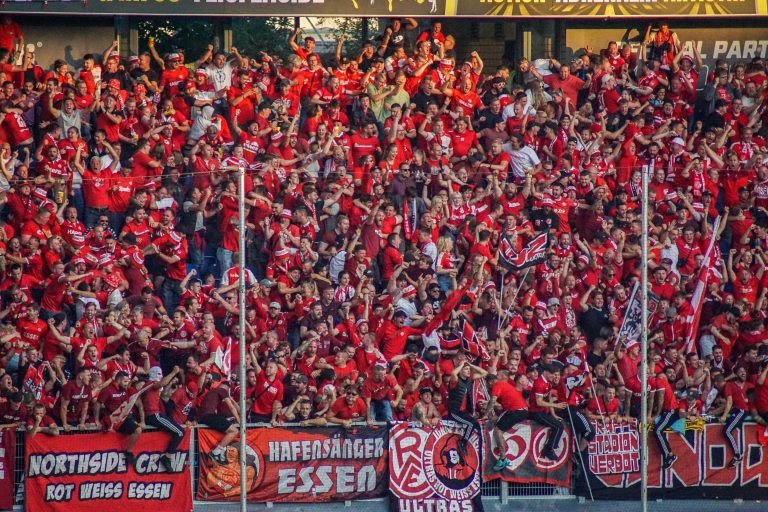30.000 man op het derde niveau; hete avond bij derby