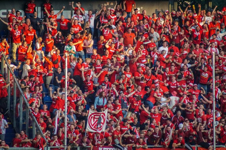 30.000 man op het derde niveau; hete avond bij derby
