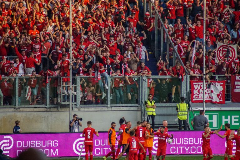 30.000 man op het derde niveau; hete avond bij derby