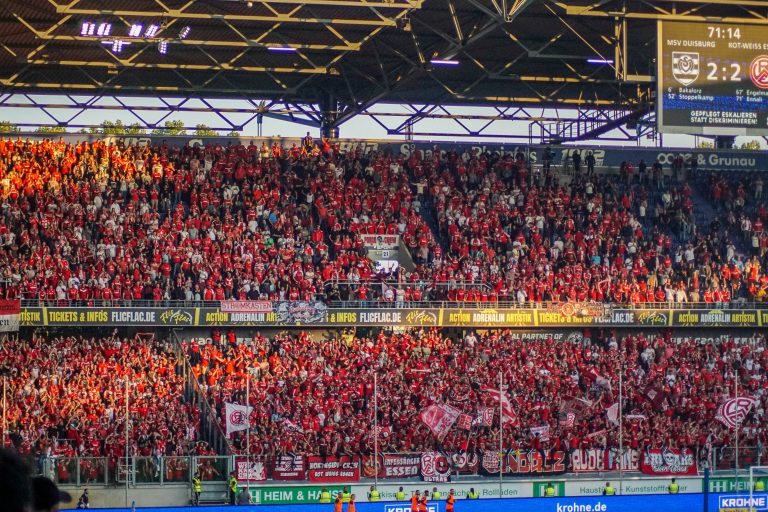 30.000 man op het derde niveau; hete avond bij derby