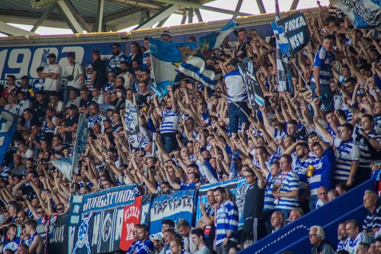30.000 man op het derde niveau; hete avond bij derby