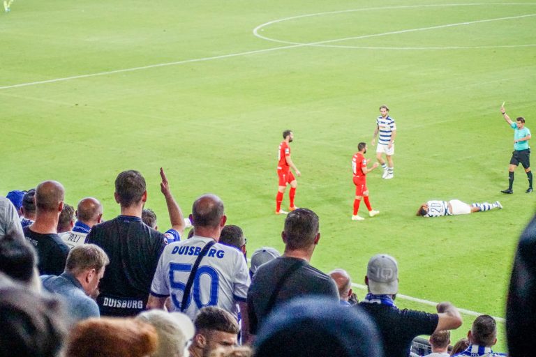 30.000 man op het derde niveau; hete avond bij derby