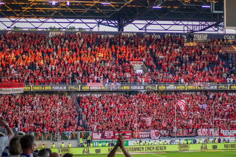 30.000 man op het derde niveau; hete avond bij derby