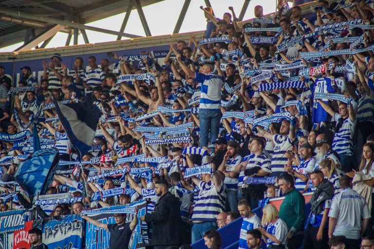 30.000 man op het derde niveau; hete avond bij derby