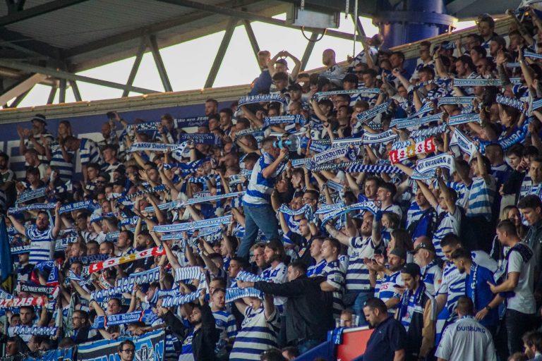 30.000 man op het derde niveau; hete avond bij derby