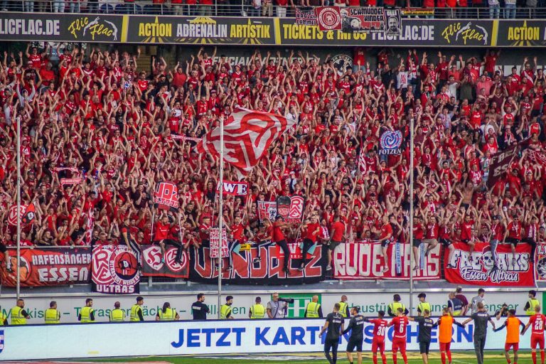 30.000 man op het derde niveau; hete avond bij derby