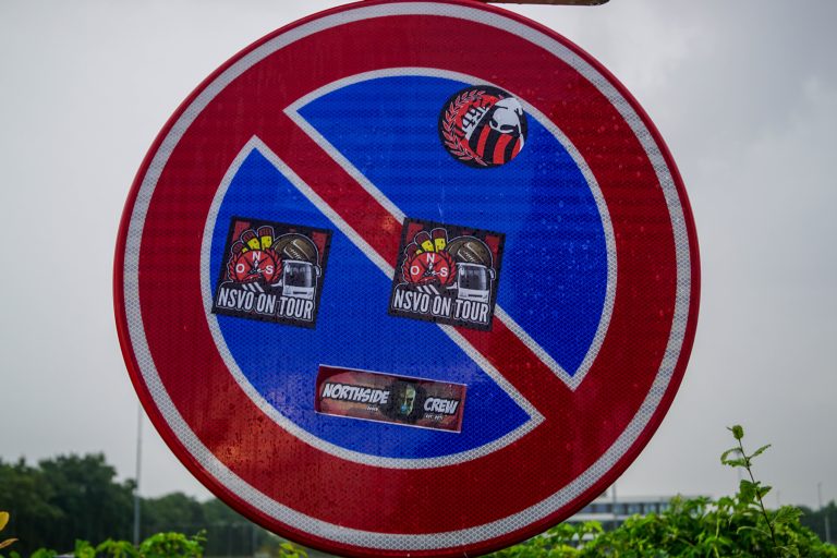 Zelfs belachelijke restricties krijgen de derby tussen Helmond en FC Eindhoven niet kapot
