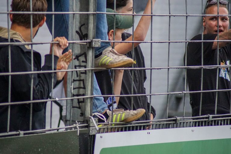 Zelfs belachelijke restricties krijgen de derby tussen Helmond en FC Eindhoven niet kapot