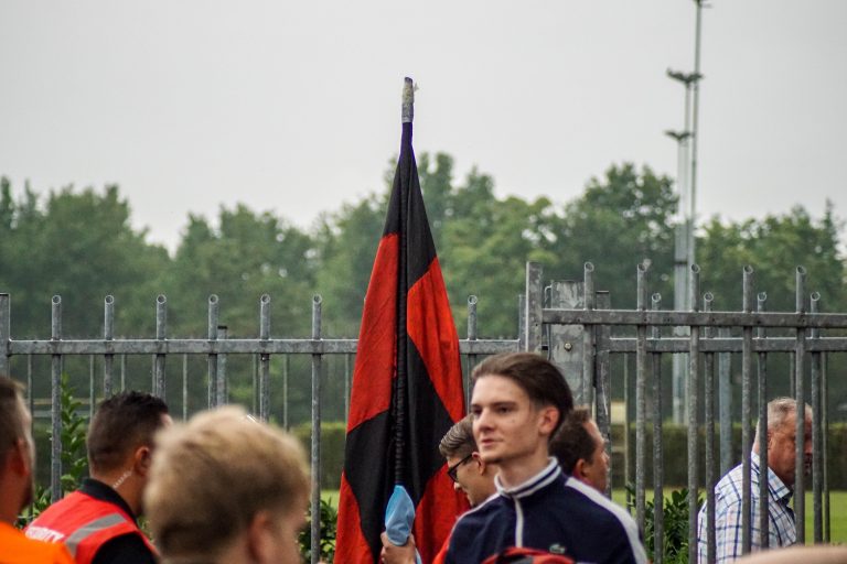 Zelfs belachelijke restricties krijgen de derby tussen Helmond en FC Eindhoven niet kapot