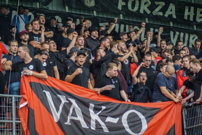 Zelfs belachelijke restricties krijgen de derby tussen Helmond en FC Eindhoven niet kapot