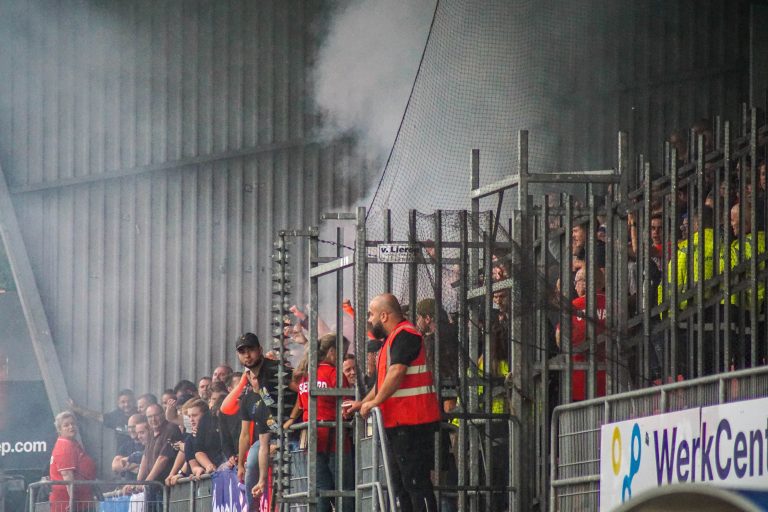 Zelfs belachelijke restricties krijgen de derby tussen Helmond en FC Eindhoven niet kapot