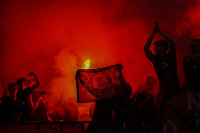 Zelfs belachelijke restricties krijgen de derby tussen Helmond en FC Eindhoven niet kapot