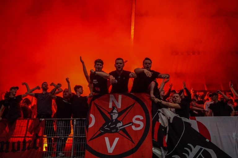 Zelfs belachelijke restricties krijgen de derby tussen Helmond en FC Eindhoven niet kapot
