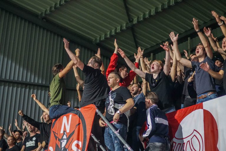 Zelfs belachelijke restricties krijgen de derby tussen Helmond en FC Eindhoven niet kapot