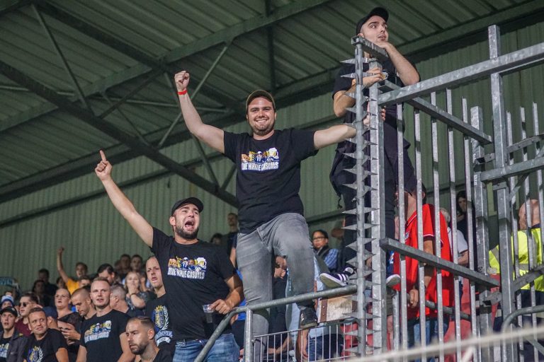 Zelfs belachelijke restricties krijgen de derby tussen Helmond en FC Eindhoven niet kapot