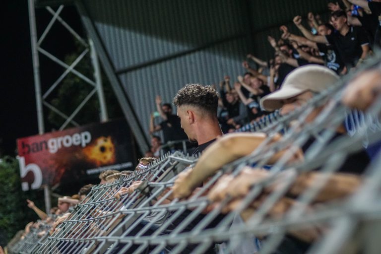 Zelfs belachelijke restricties krijgen de derby tussen Helmond en FC Eindhoven niet kapot