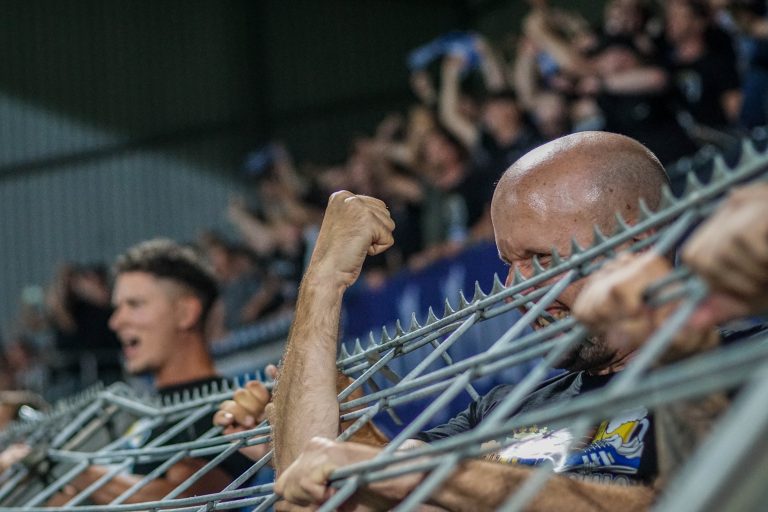 Zelfs belachelijke restricties krijgen de derby tussen Helmond en FC Eindhoven niet kapot