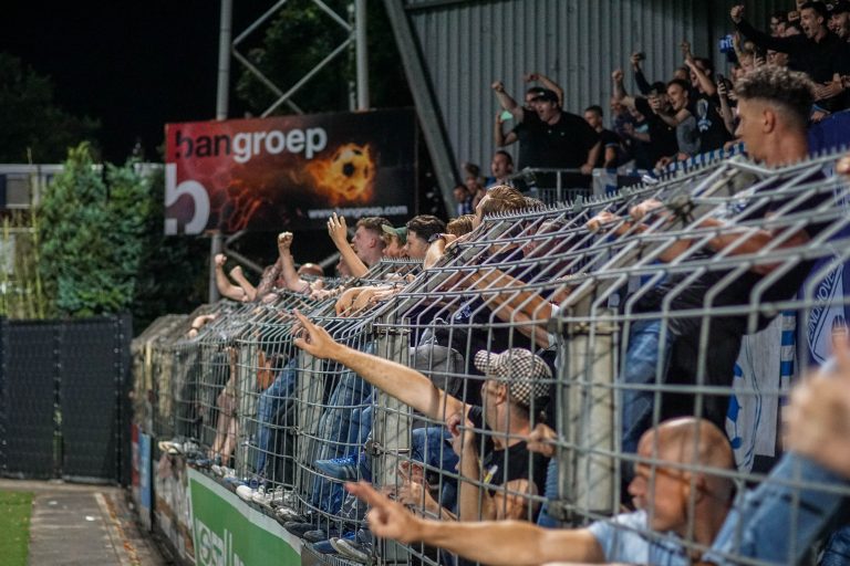 Zelfs belachelijke restricties krijgen de derby tussen Helmond en FC Eindhoven niet kapot