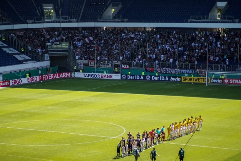 SV Straelen toont zich het veld tijdens bekerkraker met Sankt Pauli