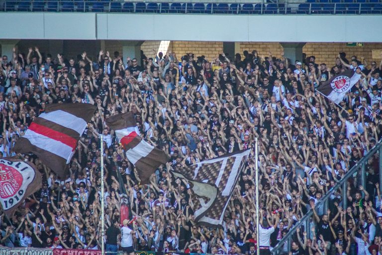 SV Straelen toont zich het veld tijdens bekerkraker met Sankt Pauli