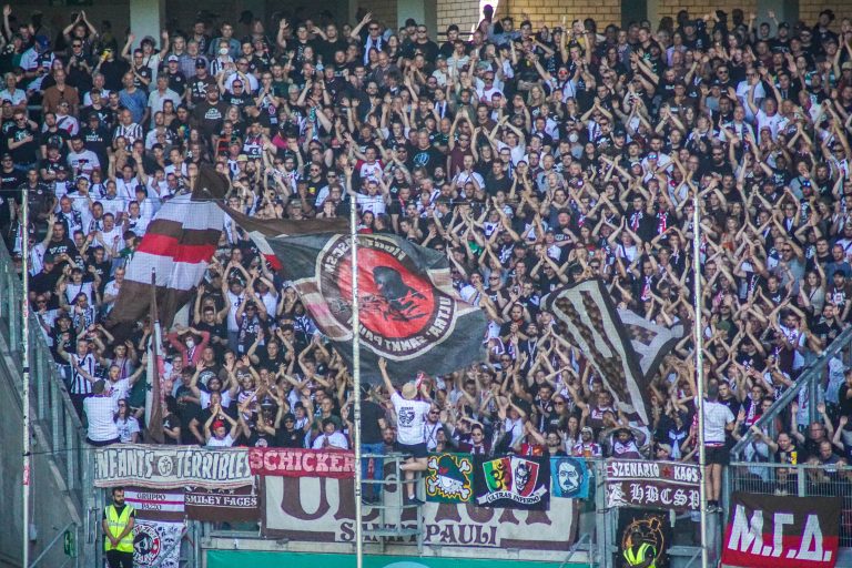 SV Straelen toont zich het veld tijdens bekerkraker met Sankt Pauli