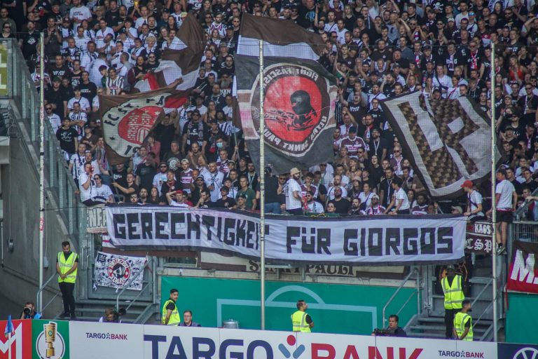SV Straelen toont zich het veld tijdens bekerkraker met Sankt Pauli
