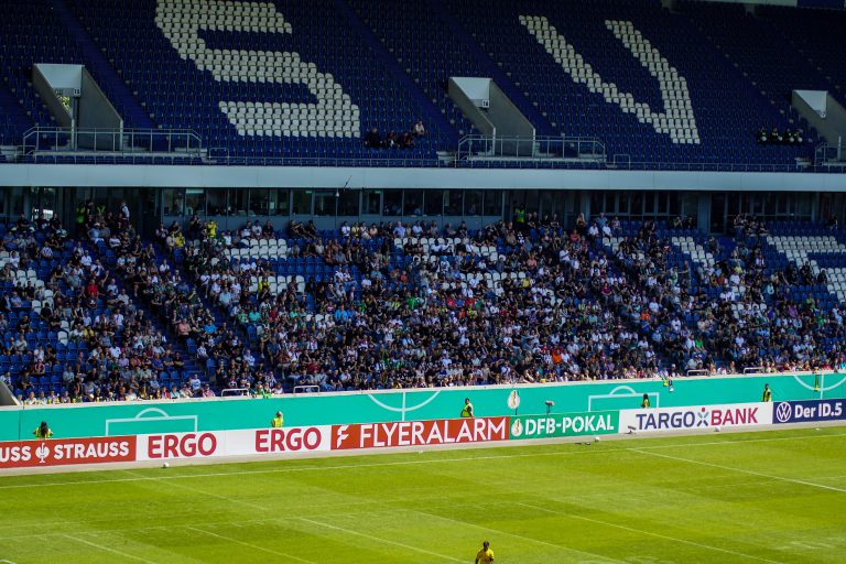 SV Straelen toont zich het veld tijdens bekerkraker met Sankt Pauli