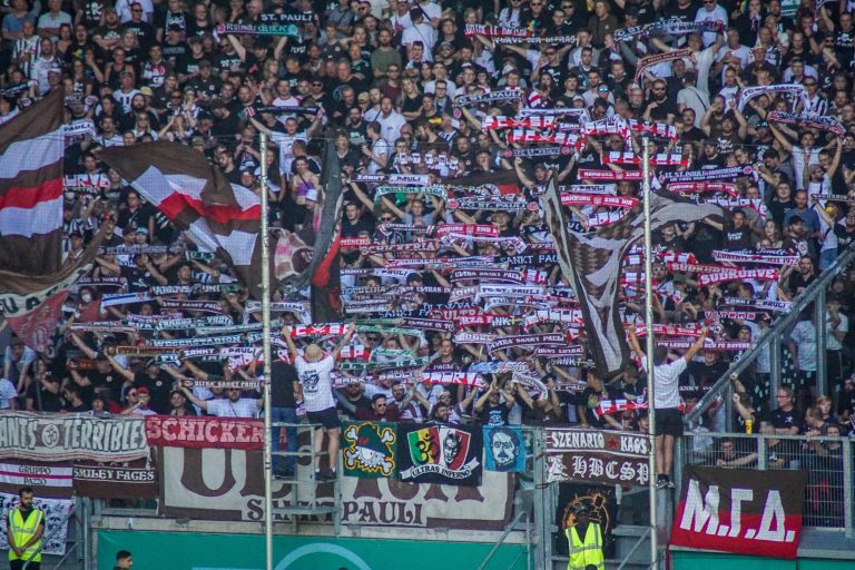 SV Straelen toont zich het veld tijdens bekerkraker met Sankt Pauli