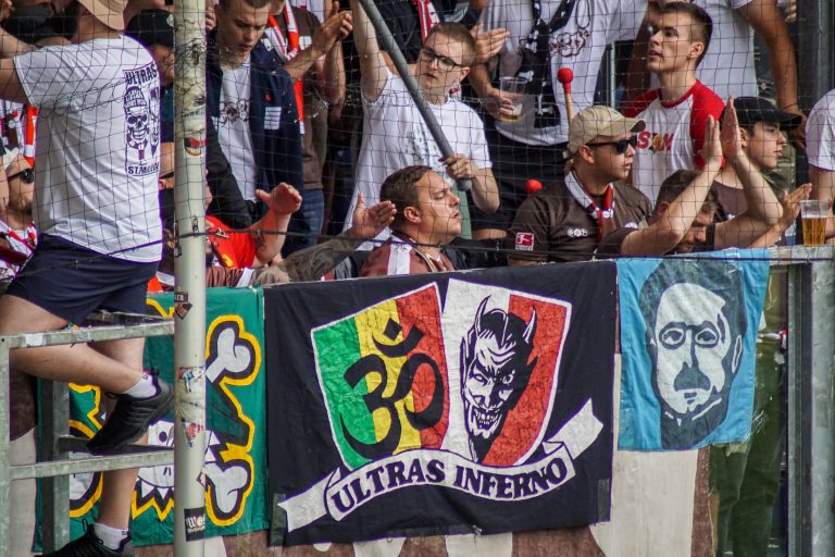 SV Straelen toont zich het veld tijdens bekerkraker met Sankt Pauli