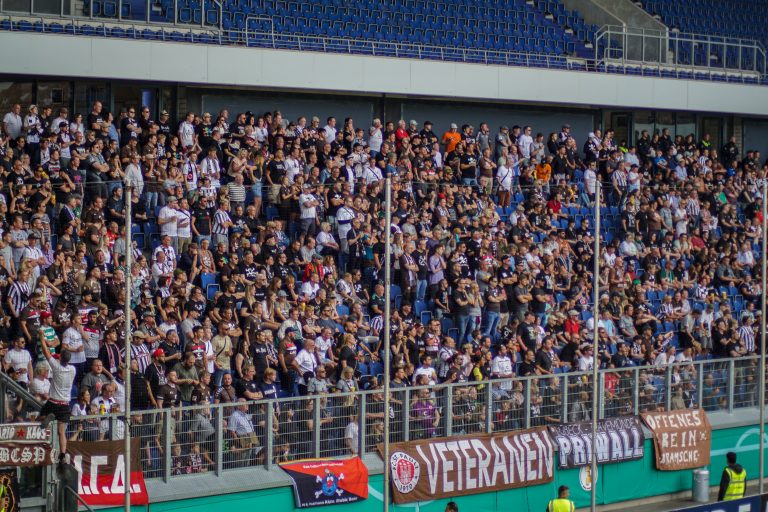 SV Straelen toont zich het veld tijdens bekerkraker met Sankt Pauli