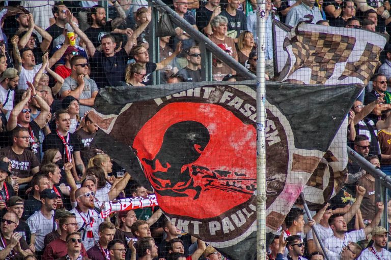 SV Straelen toont zich het veld tijdens bekerkraker met Sankt Pauli
