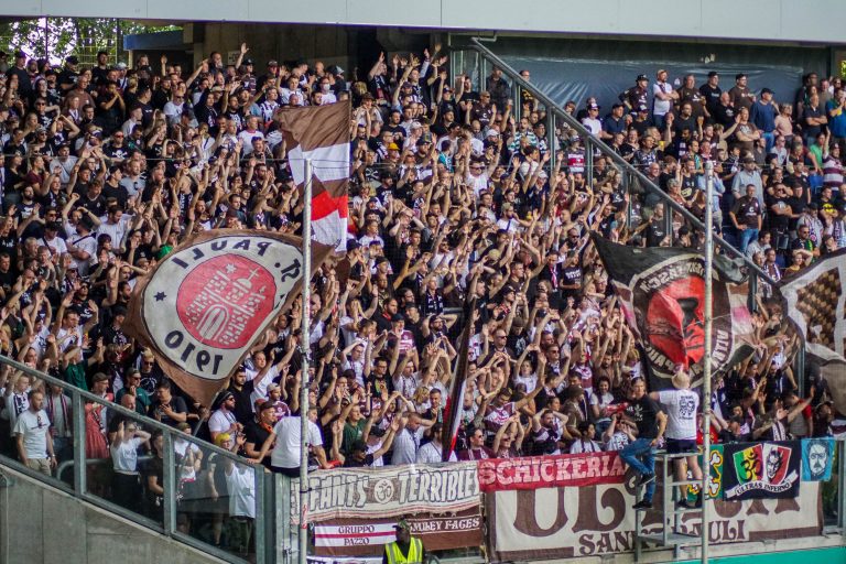 SV Straelen toont zich het veld tijdens bekerkraker met Sankt Pauli