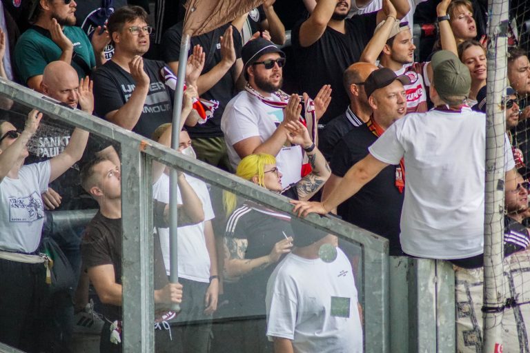 SV Straelen toont zich het veld tijdens bekerkraker met Sankt Pauli