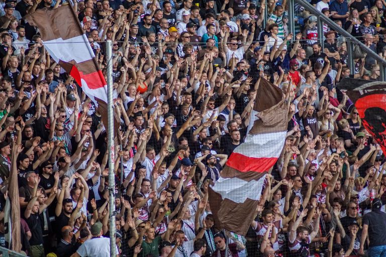 SV Straelen toont zich het veld tijdens bekerkraker met Sankt Pauli