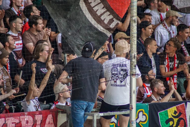 SV Straelen toont zich het veld tijdens bekerkraker met Sankt Pauli