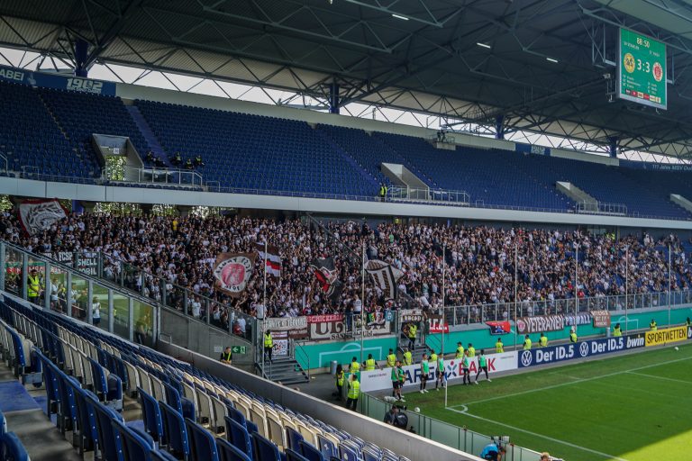 SV Straelen toont zich het veld tijdens bekerkraker met Sankt Pauli