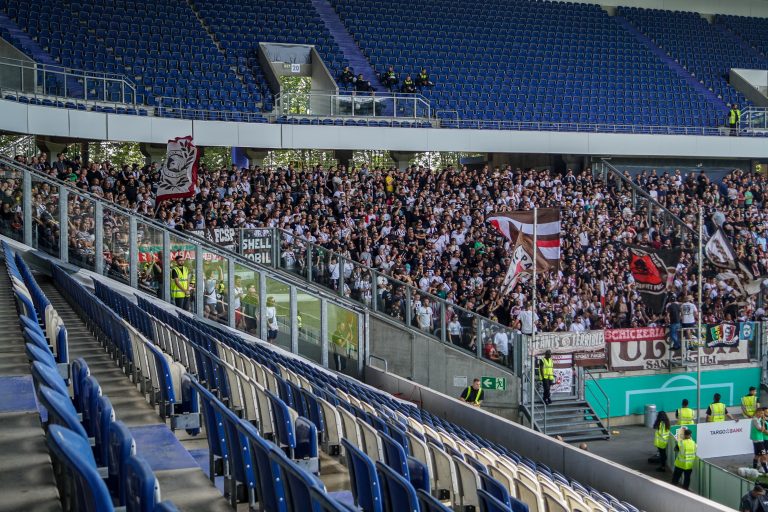 SV Straelen toont zich het veld tijdens bekerkraker met Sankt Pauli
