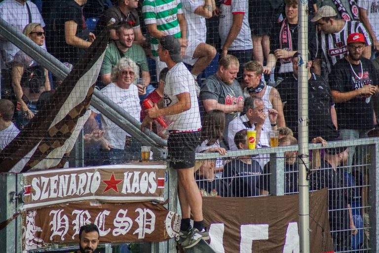 SV Straelen toont zich het veld tijdens bekerkraker met Sankt Pauli